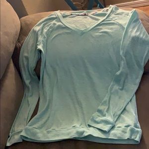 Long-sleeve, v-neck shirts.